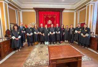 Imagen de familia tras el acto en el Palacio de Justicia